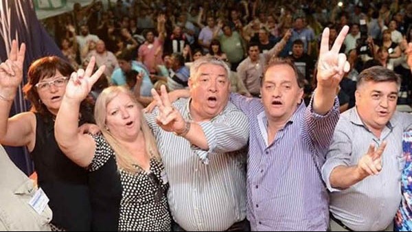 Mutio y Linares en un acto del peronismo y sobre el margen izquierdo, Liliana Peralta, que también sonó.