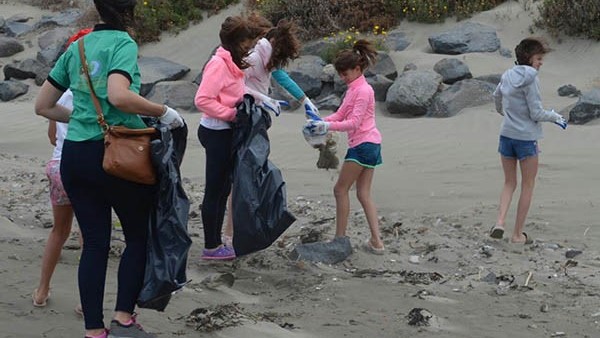 Ayuda. Los vecinos se sumaron a la iniciativa oficial para dejar las playas en condiciones en plena temporada. 