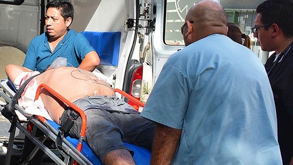 El hombre fue hallado lesionado en un auto en el barrio Primera Junta.