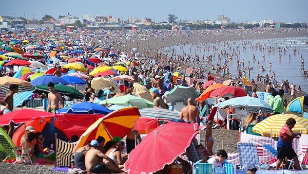 Playa Unión mostró ayer una de sus frases predilectas: ser una de las más concurridas del sur argentino.