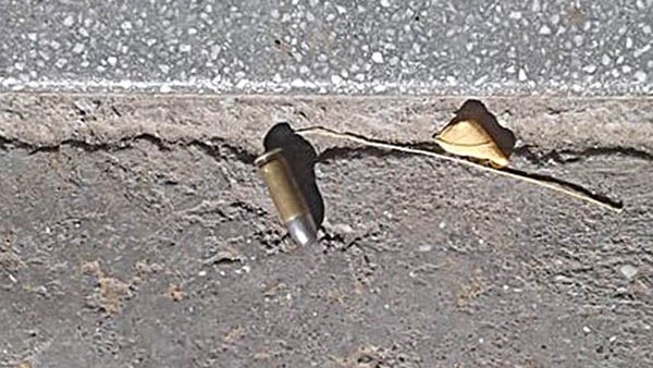 Policía madrynense investiga las municiones tiradas en la vía pública.