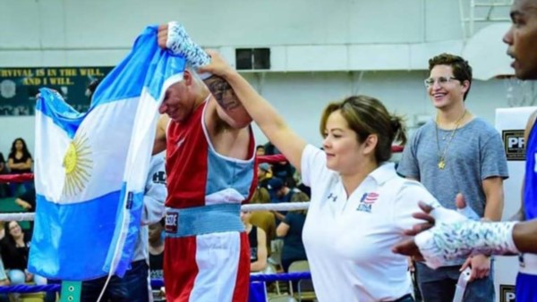 Ezequiel Mattysse celebra la victoria, por KO en el segundo round, ante Nahuel Romero. El festival se desarrolló en la localidad de Camarones.
