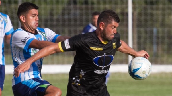 Mariano Mc Coubrey, delantero de Deportivo Madryn, intenta ganar la posición.  El “Depo” perdió y quedó eliminado de la Copa Argentina.