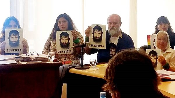 Carteles. Una postal de los querellantes, que siguen firmes en su reclamo de que la investigación no se cierre. 