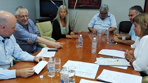 Distensión. Una postal del encuentro entre el ministro Pizzi y los legisladores para discutir cómo seguirá el escenario sanitario en Chubut. 