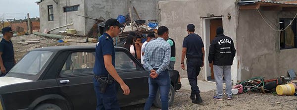 Ayer a la tarde, la Policía de Rawson allanó una vivienda del Loteo Social del Área 12 de esa ciudad.