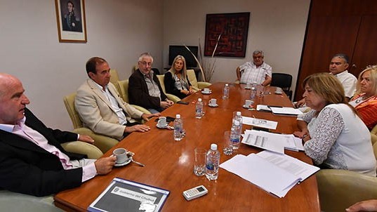 Serios. Una postal de los jefes del área económica reunidos con los diputados para escuchar sus quejas.