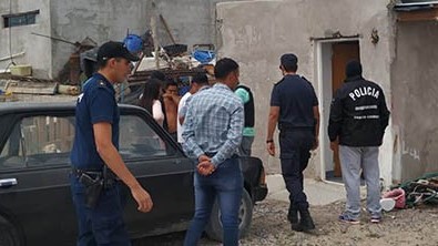 Ayer a la tarde, la Policía de Rawson allanó una vivienda del Loteo Social del Área 12 de esa ciudad.