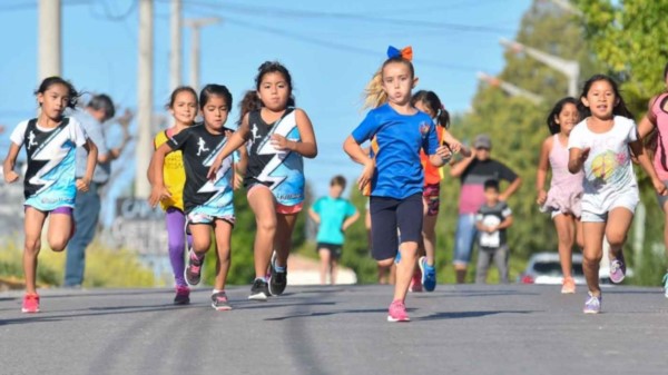 A toda velocidad corren las nenas por las calles del barrio Tiro Federal de Trelew. El evento, como cada año, fue un éxito y todos se divirtieron.