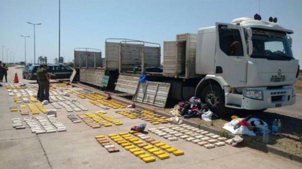 Los 134 kilos de cocaína que llevaba el camión entre bolsas de papas. ( El Liberal de Santiago del Estero).