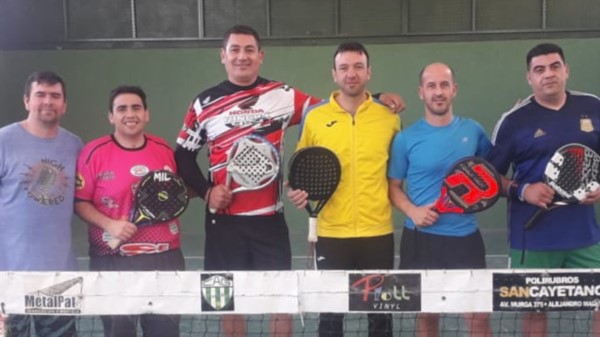 Algunos de los padelistas que participaron del torneo americano en las instalaciones del club Germinal.