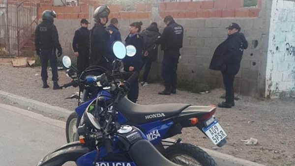 Personal policial detuvo a uno de los jóvenes que estaba a los balazos.