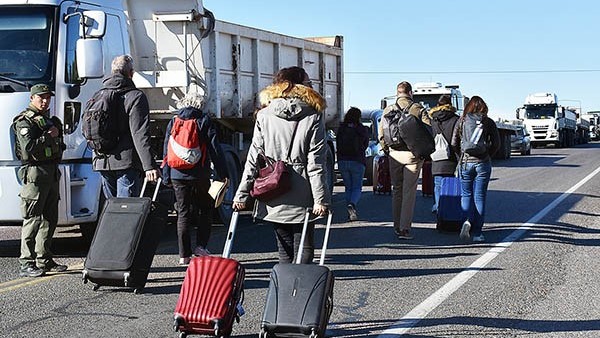 Imagen para el turismo. Muchos visitantes y sorprendidos prefirieron caminar para no perder su vuelo. 