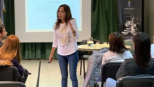 La licenciada Alejandra Muga dictó una charla sobre Discapacidad.
