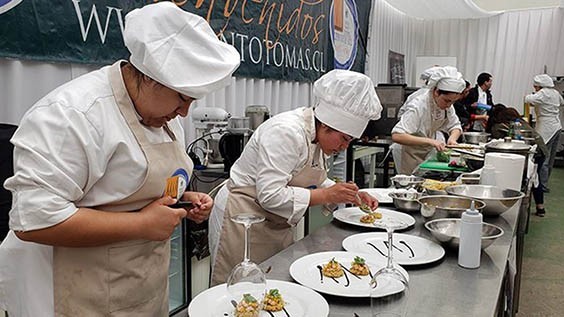 Las jóvenes cocineras pertenecen al Centro de Formación Profesional Nº 657 de Lago Puelo.