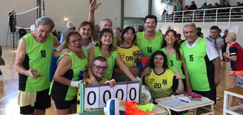 Trelew mi Ciudad y Deportivo Madryn, compartiendo unos mates en la mesa de control. El torneo fue un éxito con la participación de 18 equipos.