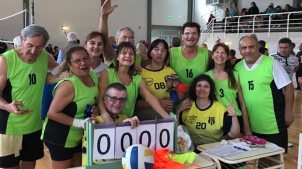 Trelew mi Ciudad y Deportivo Madryn, compartiendo unos mates en la mesa de control. El torneo fue un éxito con la participación de 18 equipos.