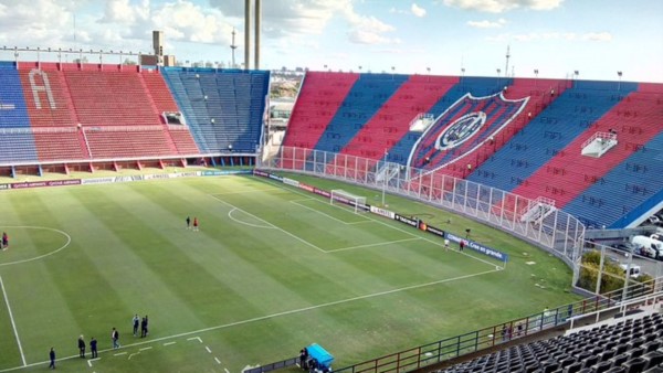 Ocho barrabravas ingresaron a la práctica y charlaron con el equipo de Juan Antonio Pizzi.