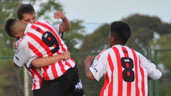 Racing vapuleó a Ever Ready y logró el segundo puesto de la Zona A. Jugará ante J.J. Moreno en cuartos de final.