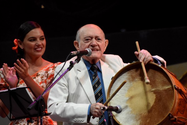 El músico Víctor Manuel "Vitillo" Ábalos, quien era el último integrante con vida del legendario conjunto folclórico "Los Hermanos Ábalos", murió hoy a los 97 años.