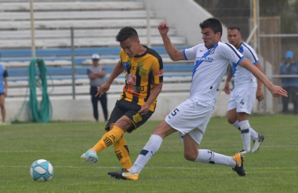 Mitre le ganó por primera vez en el historial a Brown y consiguió el primer éxito como visitante en la temporada.