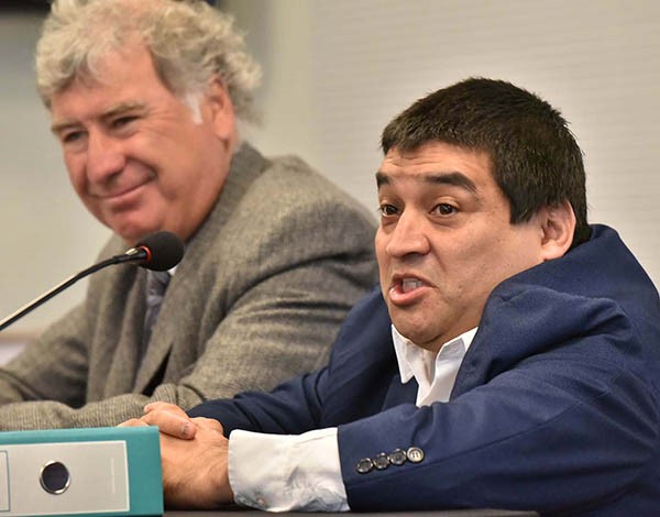 Oscar “Chito” Alarcón junto a su abogado defensor en la primer día de audiencias.