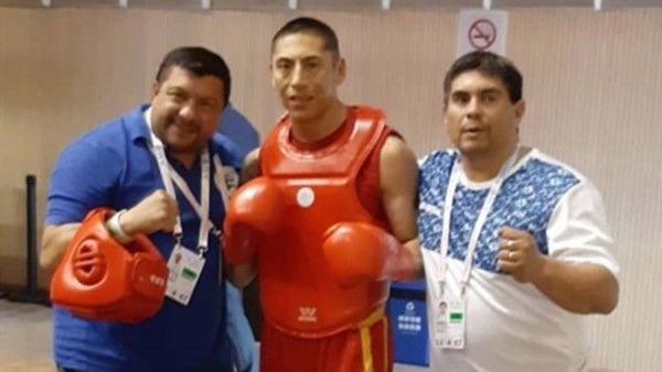 Raúl Moggiano, minutos antes del combate en China. A su izquierda, Gabriel Arévalo, su entrenador.