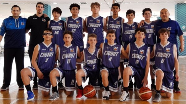 El plantel de Chubut con su entrenador Agustín Giovanoli. La selección provincial ganó dos de los tres juegos disputados en la fase de grupos.