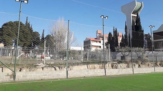 Las luminarias son claves para comenzar a usufructuar la cancha y generar ingresos a la institución.