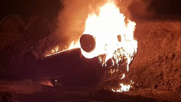 Así lucía el automóvil ayer a la madrugada al momento en que arribaban los bomberos voluntarios.