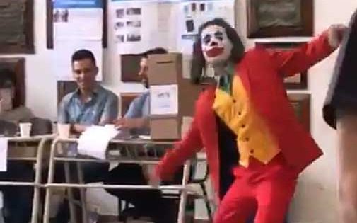 Un hombre disfrazado del personaje de la película "El Guasón" emitió su voto en un colegio de la localidad bonaerense de Lanús.