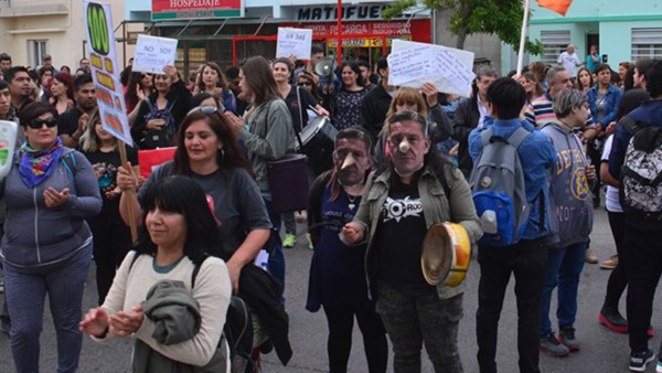 Protesta. También hubo caretas de Arcioni durante la marcha.