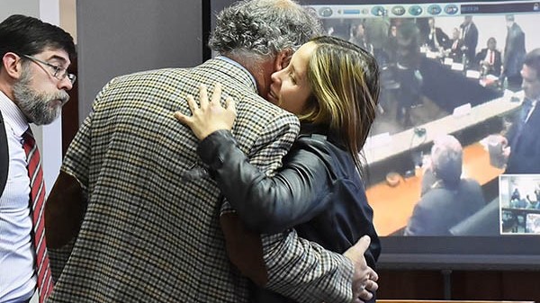 Abrazo. Giuliana Mc Leod se despide emocionada de su defensor Fabián Gabalachis tras su absolución, ante la mirada de Javier Romero. 