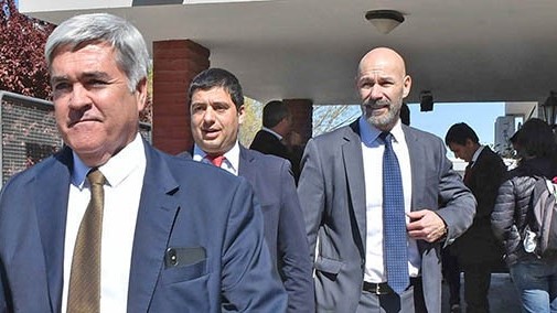 Satisfechos. Desde la izquierda, el procurador Miquelarena y los fiscales Williams y Rodríguez se retiran de la Oficina tras el histórico fallo.