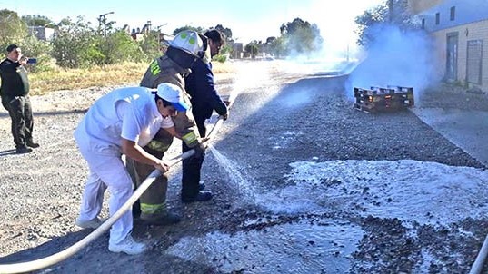 De la práctica participaron los bomberos y  16 empleados pertenecientes a los tres locales de Trelew.