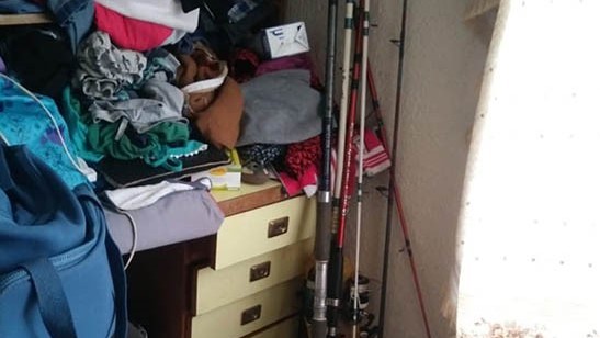 Un equipo de música y elementos para la pesca deportiva incautados.