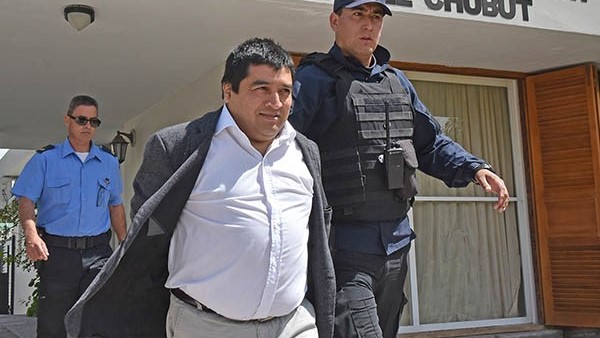 Detenido. Oscar Alarcón es trasladado esposado rumbo a su encarcelamiento en la Alcaidía de Trelew.