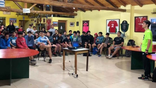 Gabriel Heredia brindó una charla sobre Asperger en instalaciones de Draig Goch, con gran participación.