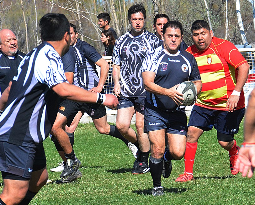 Los veteranos volvieron a tener acción ayer en cancha de Trelew RC.