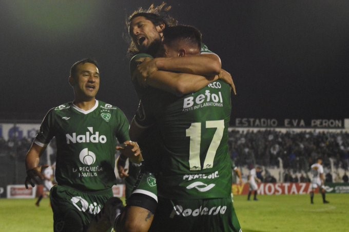 Sarmiento aprovechó cada error y espacio que otorgó el Funebrero. Lo aplastó futbolística y físicamente.