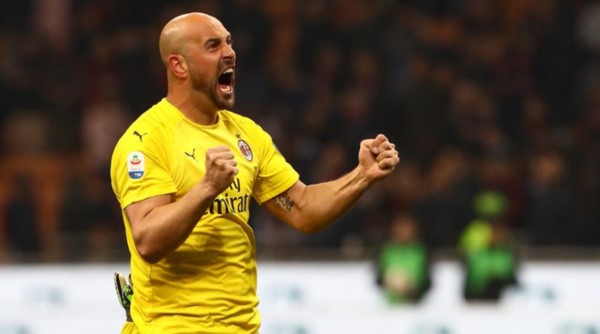 Cuando el Milan remontaba 1-2, el árbitro marcó penal para Genoa en el descuento y Pepe Reina lo atajó.