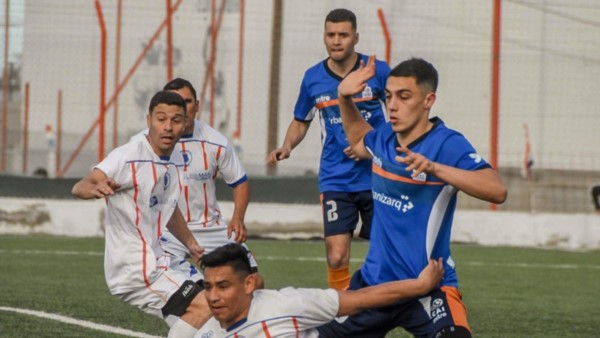 Juan Bordaberry, volante ofensivo de J.J. Moreno, intenta recuperar la pelota. La CAI conquistó un valioso triunfo ayer en Puerto Madryn.