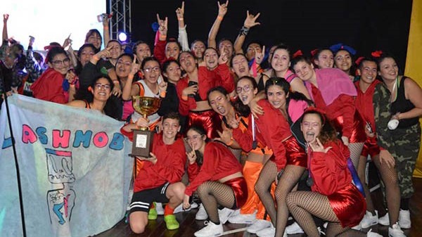 Los jóvenes bailarines de Danzas Urbanasde Flasmob que esperan poder competir en un torneo nacional.