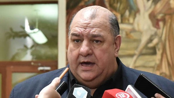 El ministro de Turismo confía en resolver el problema con la aerolínea.
