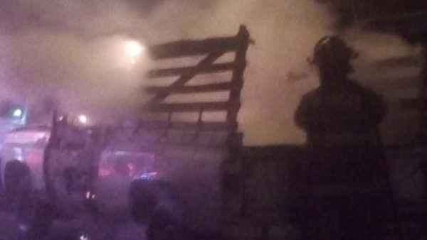 Los bomberos toman el control de la situación mientras ardía la C10. 