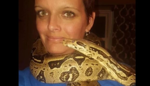 Laura Hurst fue hallada inconsciente el miércoles por la noche con la serpiente enrollada en el cuello.