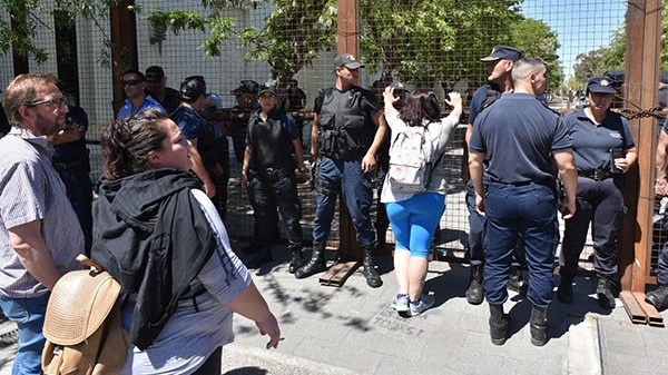Goodman encabezó la protesta y el reclamo de los docentes frente al vallado de Casa de Gobierno.