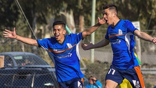 Matías Vargas, de la CAI de Comodoro Rivadavia, celebra el primer gol, de su autoría. Fue el tanto más elegante de la jornada de ayer en Rawson.