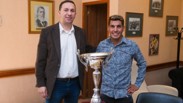El atleta Gerardo Haro, que por primera vez ganó el Maratón Tres Ciudades, visitó ayer al intendente Adrián Maderna en su despacho.
