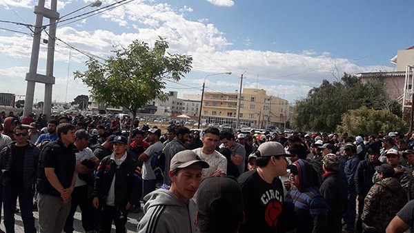 La asamblea de los trabajadores, en la puerta de la UOCRA.